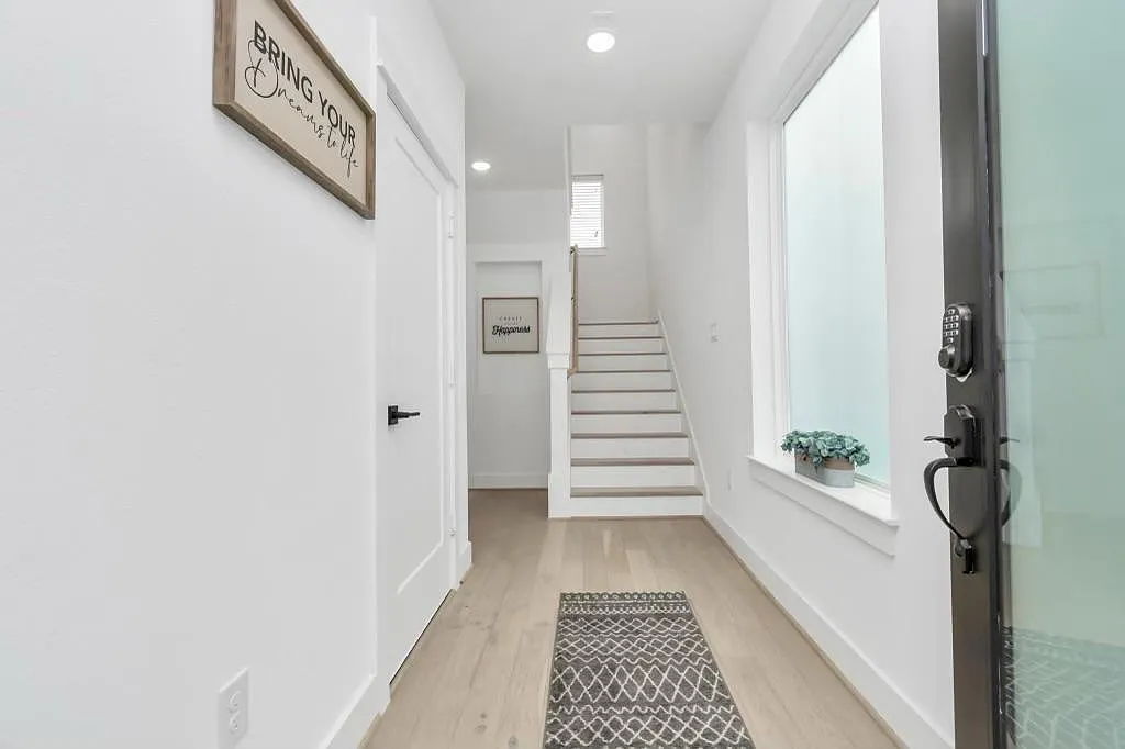 3 bed, 3.5 bath, 1869 sqft, $2,800 — Photo 3
