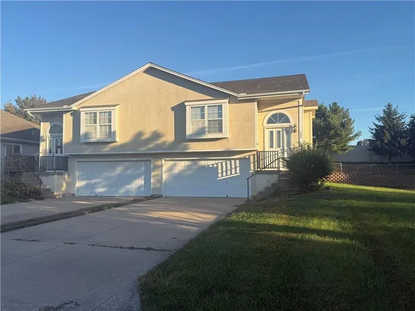 200 SW Chartwell Dr, Lees Summit, MO 64082