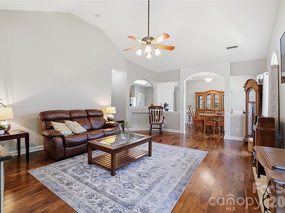 3rd image of 1008 Triple Crown Dr