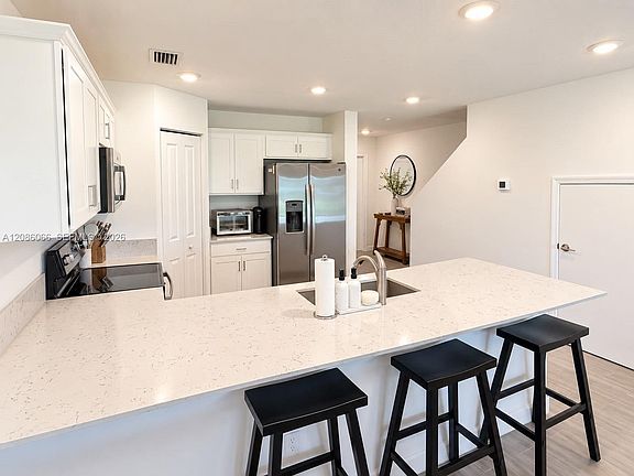 3rd image of 5013 Woods Edge Cir