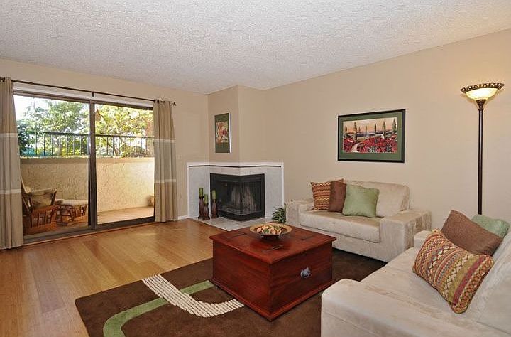 Open floor plan - Living room