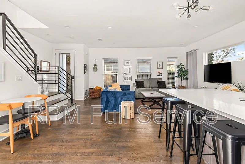 3 bed, 3.5 bath, 1940 sqft, $3,300 — Photo 3