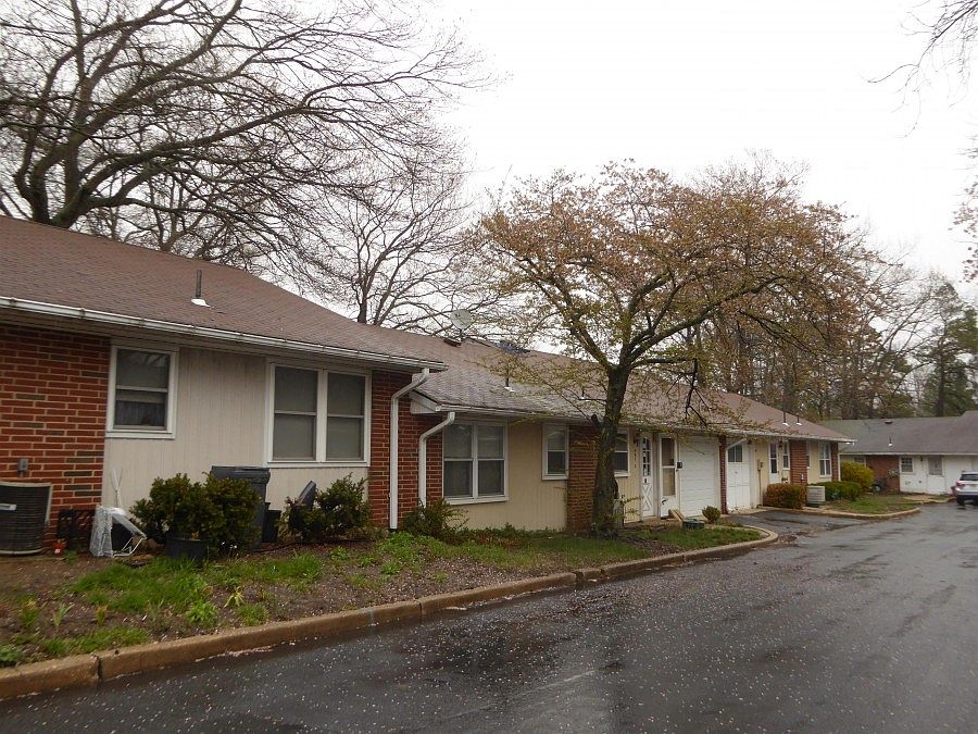 2nd image of 491B Dartmoor Ct
