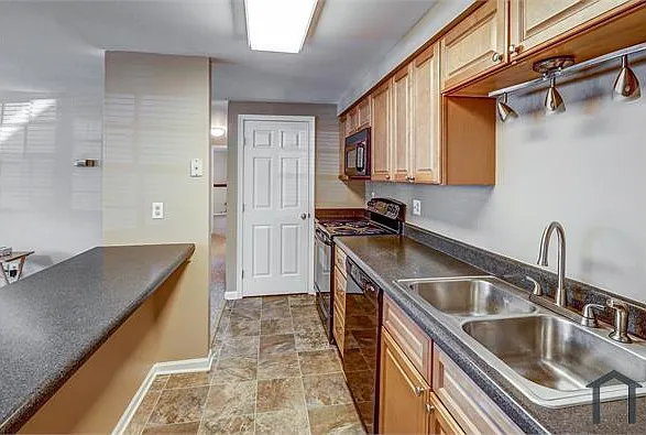7600 Roscommon Ct #4 — Photo 11