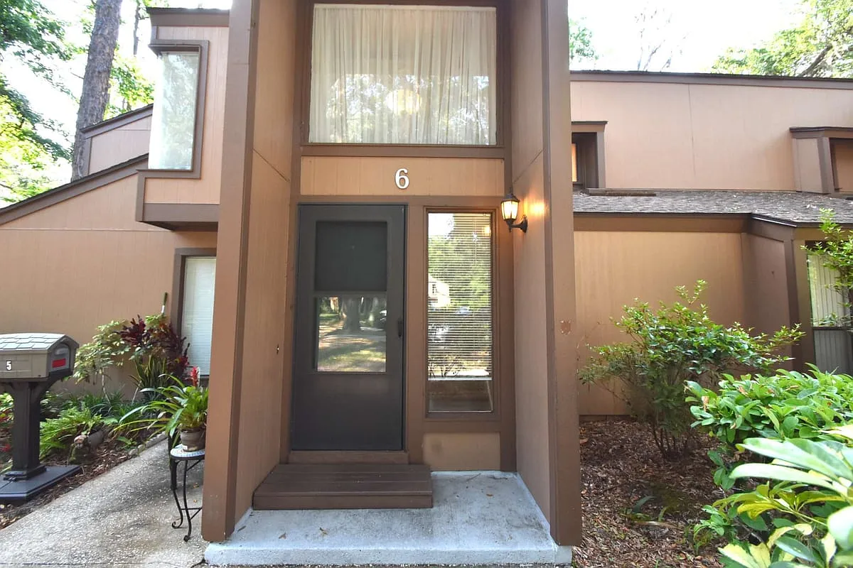 6 Broadmore Cir — Photo 1