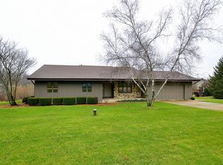 5N897 Castle Dr, St Charles, IL 60175