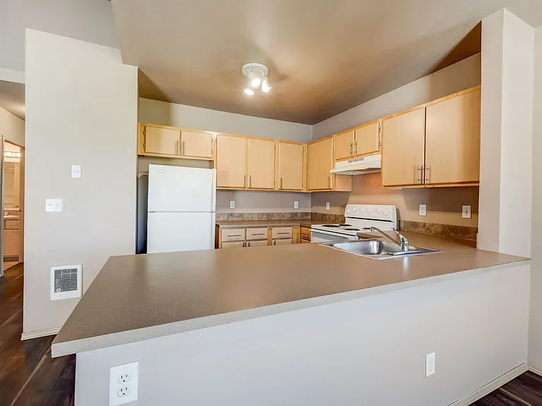 Gateway Village Apartments — Photo 44