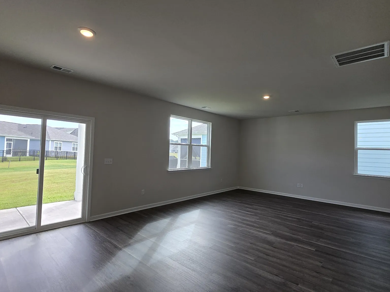 4 bed, 2.5 bath, 2340 sqft, $2,395 — Photo 3