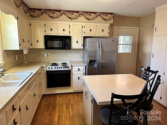 5th image of 3191 Holly Hills Ln