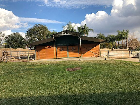 CastleBrook barn, 36_x24_ 4 stall barn, including 2 stalls with runs, a feed room & tack room, plus an additional 12_x36_ front patio.