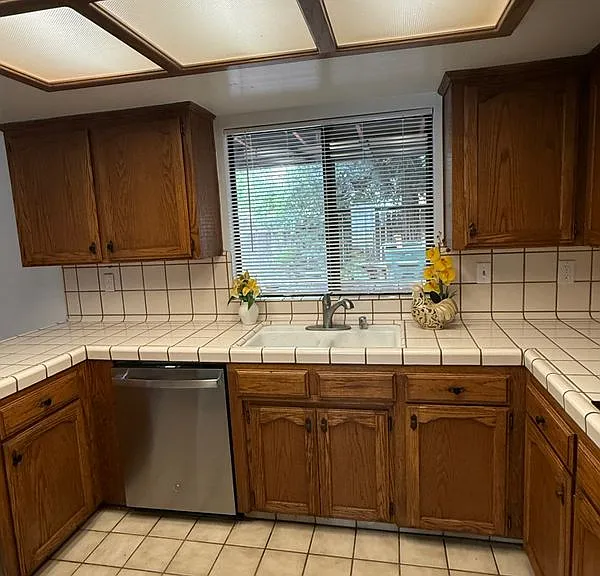 2704 Pinewood Dr — Photo 4