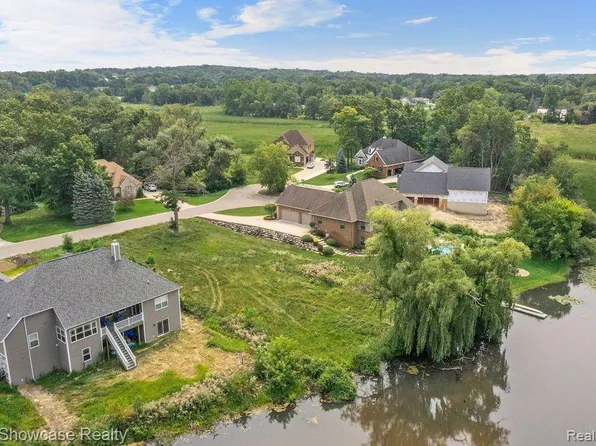 300 View Dr, White Lake, MI 48386
