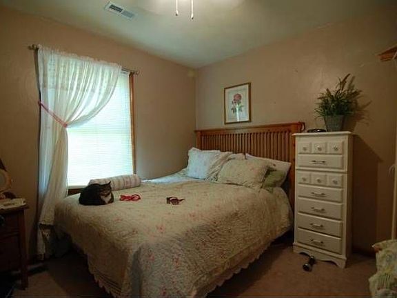 3rd image of 252 Cambridge Dr
