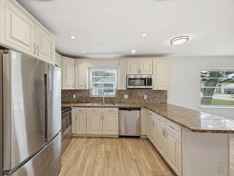 3561 Oberon Ave — Photo 16