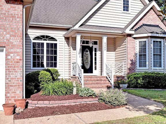 3rd image of 6240 N Mayfair Cir