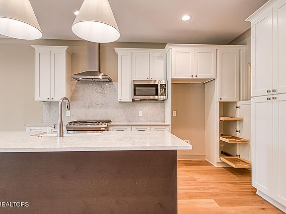 4th image of 7130 Deane Hill Dr