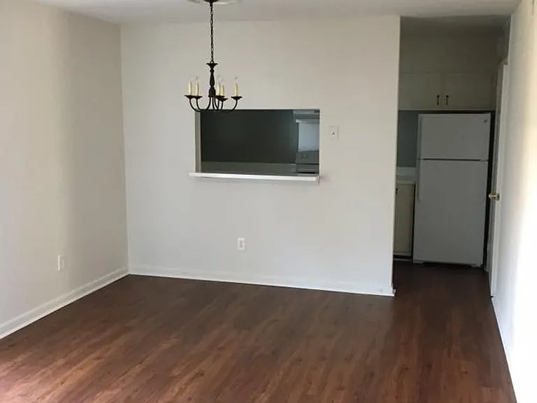 Chateau Orleans Apartments — Photo 57