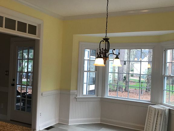 Kitchen eating area...