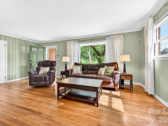 5th image of 204 Oak Grove Rd