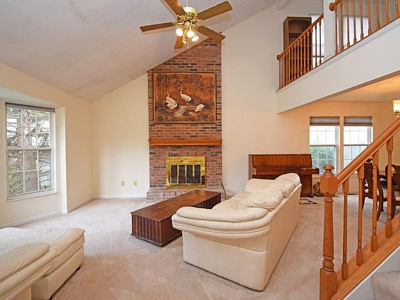 3rd image of 10098 Fox Chase Dr