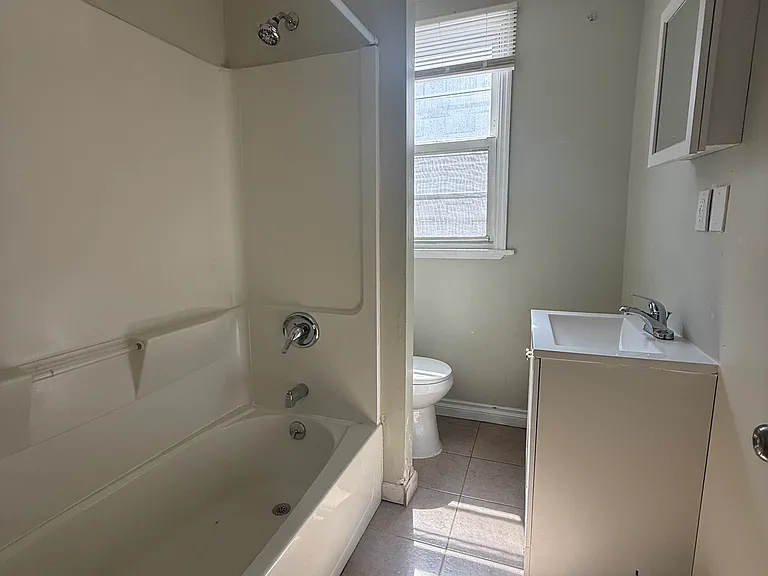 138 Seymour Ave #2R — Photo 6