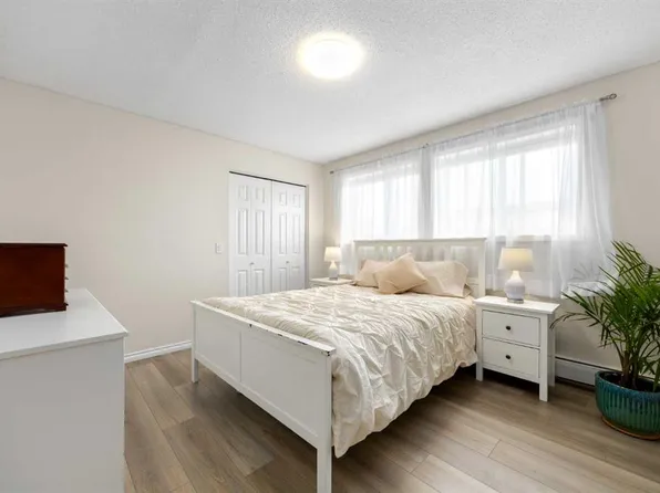 101 W Big Hill Way SE #215, Airdrie, AB T4A 1Z3