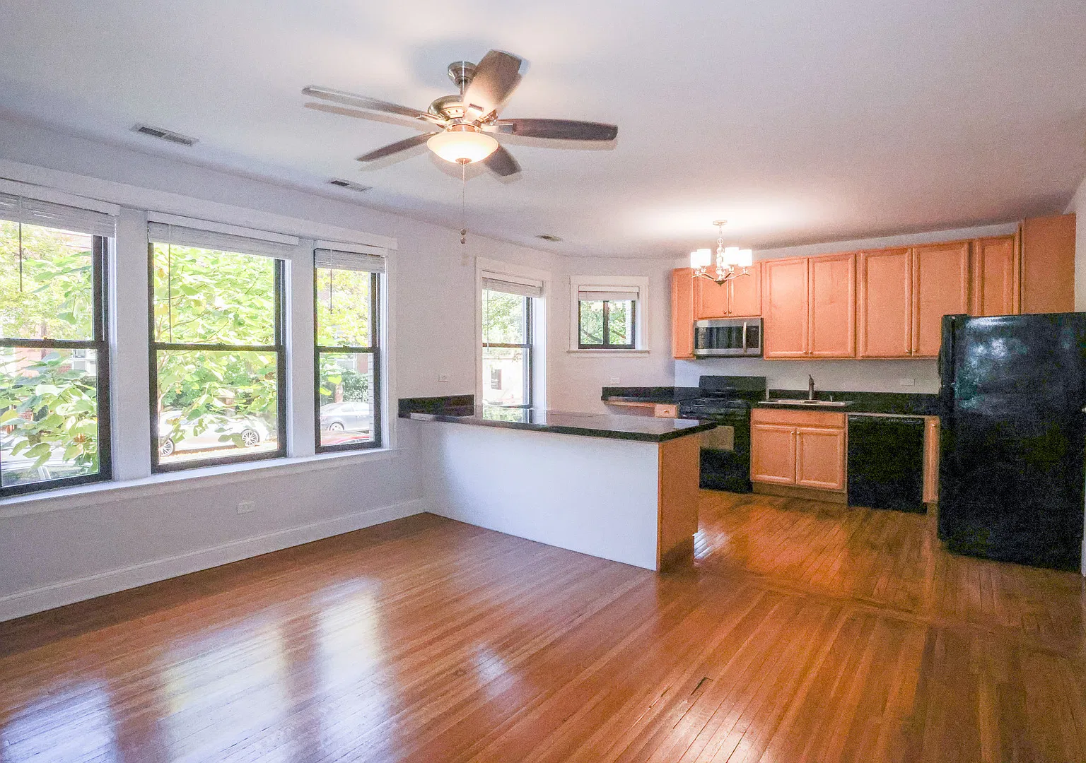 901 W Sheridan Rd — Photo 2
