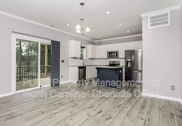 327 Silverleaf Dr — Photo 5