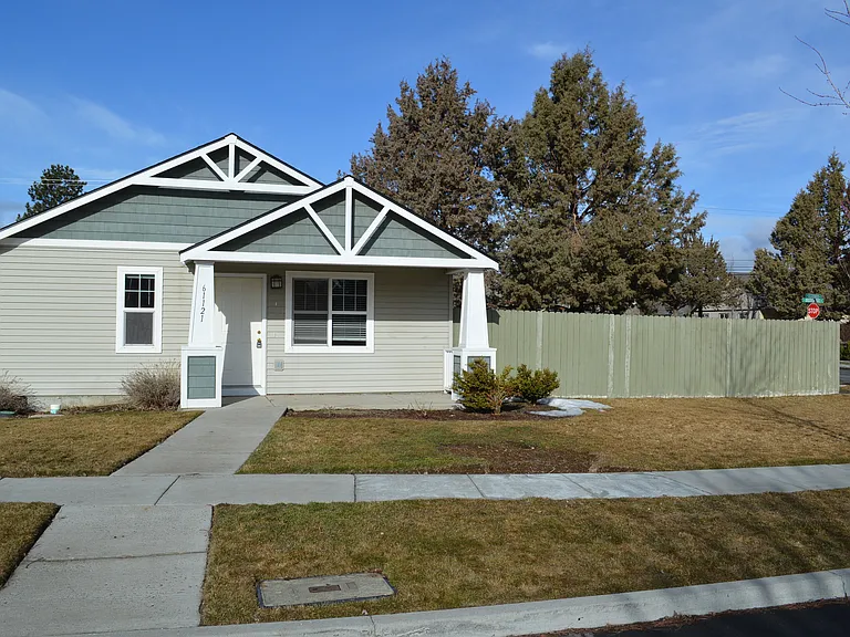 61121 Larkspur Loop — Photo 2