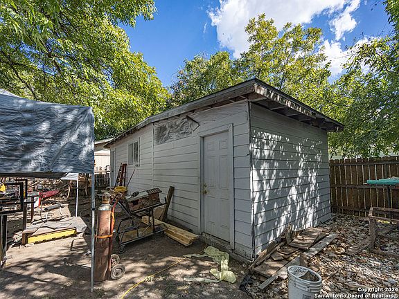3rd image of 858 DIVISION AVE