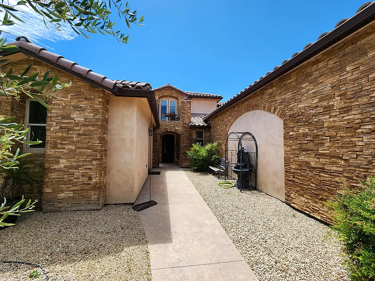 2296 Holly Dr — Photo 2