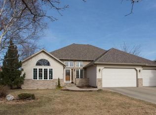 909 Harwood Dr S, Fargo, ND 58104