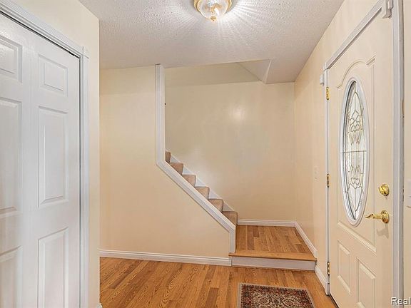4th image of 5279 Crestwood Dr
