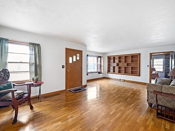 4th image of 611 E Lexington Ave