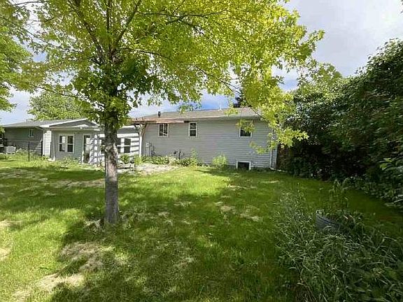 4th image of 223 Maple Ave E