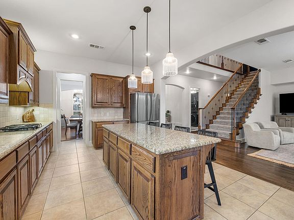 5th image of 841 Kiowa Dr