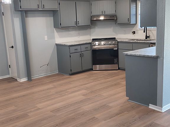 3rd image of 613 Rosewood Dr #B