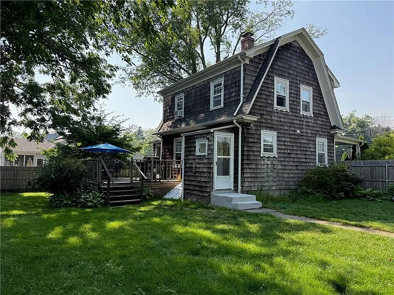 124 Beach Rd — Photo 3