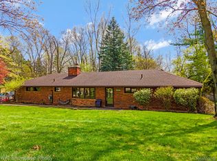 25665 Forestview Dr, Southfield, MI 48033