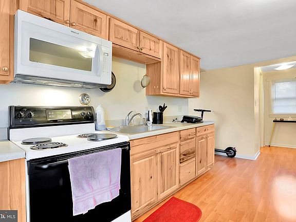 4th image of 316 W 9th St Front 2