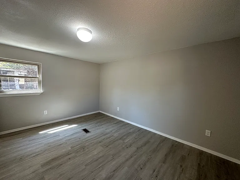 87 Paris Dr — Photo 6