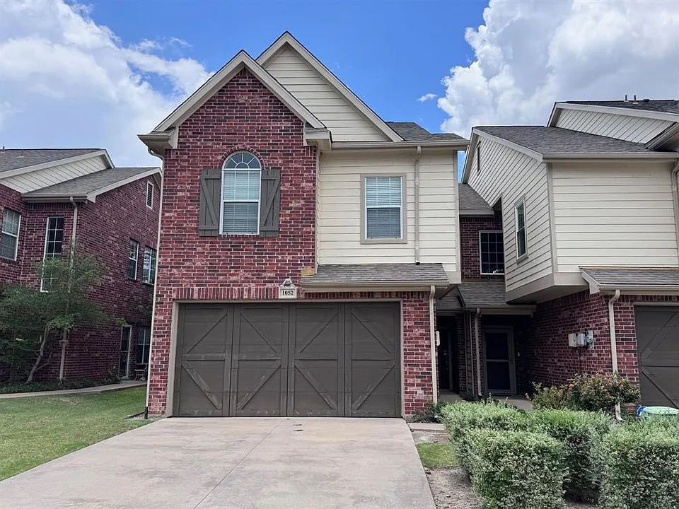 1052 Colonial Dr