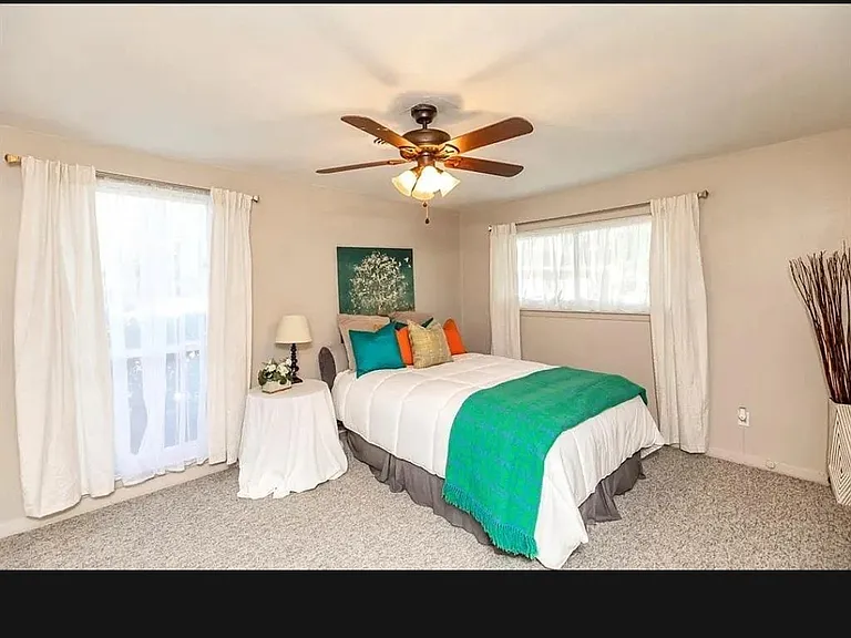 990 Evergreen Ln — Photo 10