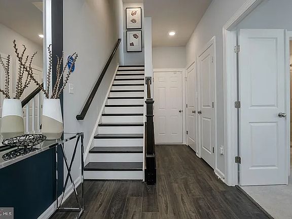 2nd image of 8171 Greenpoint Pl