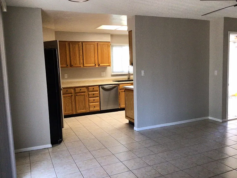 1646 N Daffodil St — Photo 8