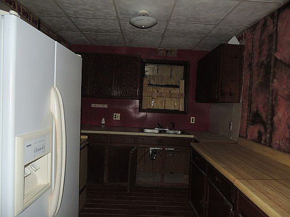 3rd image of 829 Russell St