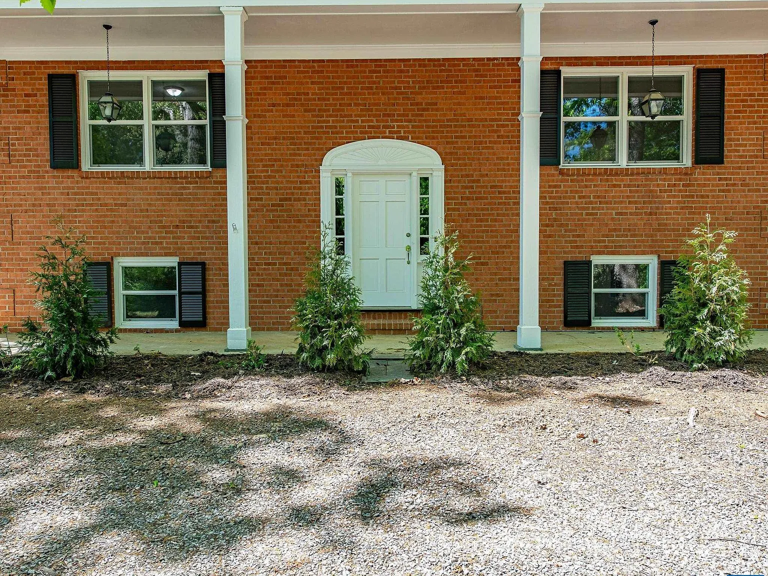 4 bed, 2.0 bath, 2288 sqft, $3,500 — Photo 2