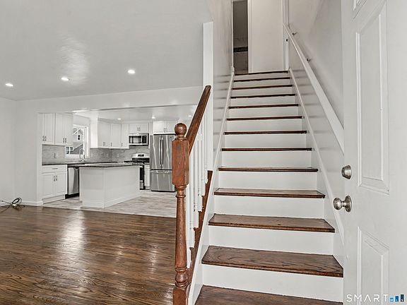 4th image of 35 Oakleaf Street