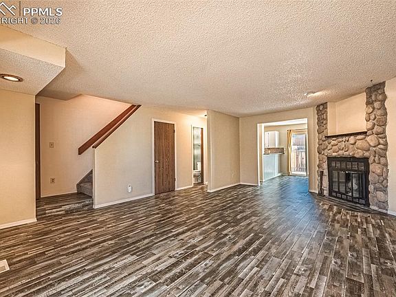 3rd image of 3914 Berkley Ct