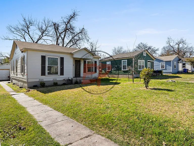 2712 Lyle Ave — Photo 3